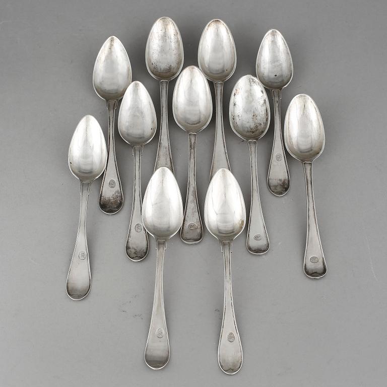 DESSERTSKEDAR, 11 st liknande, silver, olika mästare, Sverige 1786 till 1800-talets första hälft. Tot ca 467 gram.