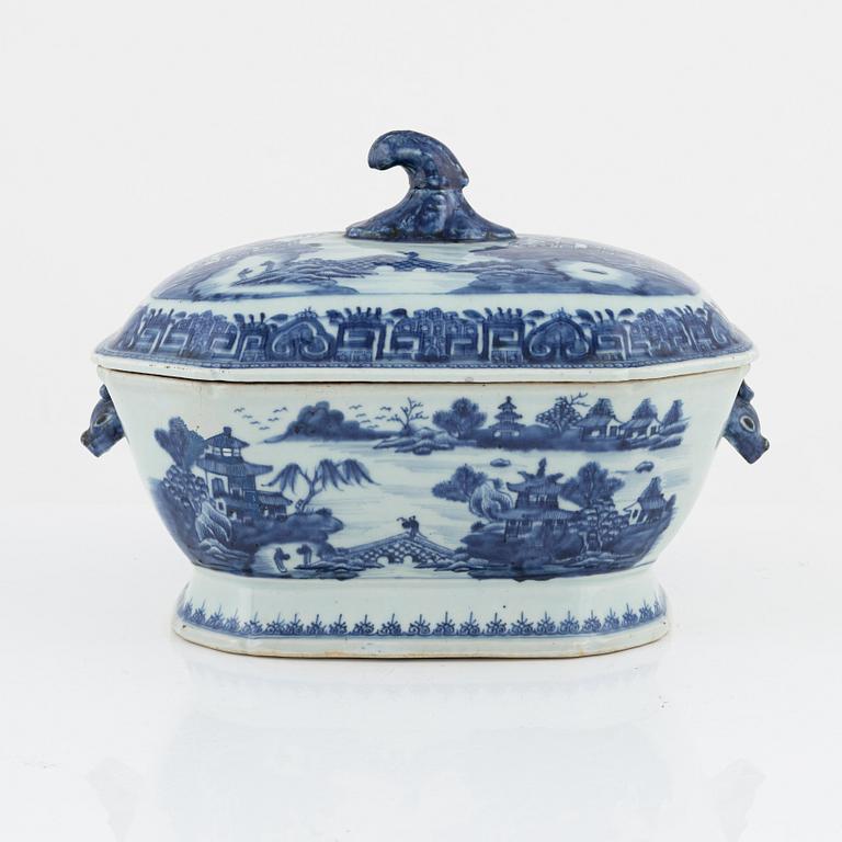 A Chinese tureen with cover, Qing dynasty, Qianlong (1736-95).