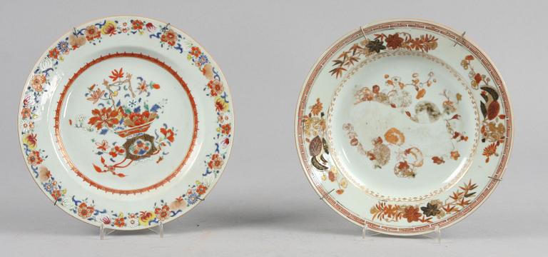 TALLRIKAR, 2 st, porslin, Kina, 1700-tal.