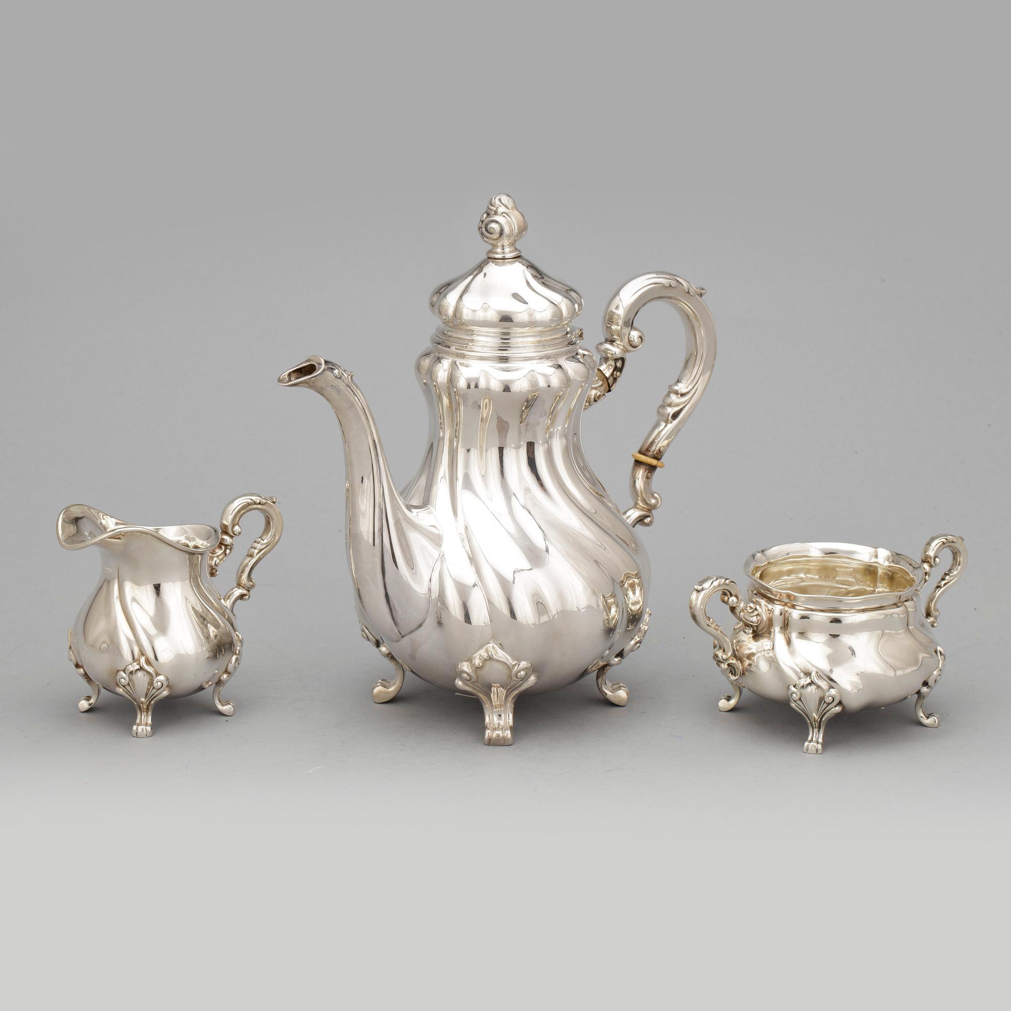 KAFFESERVIS, 3 delar, silver, rokokostil, svenska importstämplar, 1900-tal. Total vikt ca 758g.