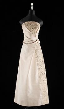 1510. A 1960s white silk evening dress by Leja.