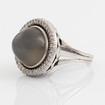 Ring med cabochonslipad grå månsten och åttkantslipade diamanter.