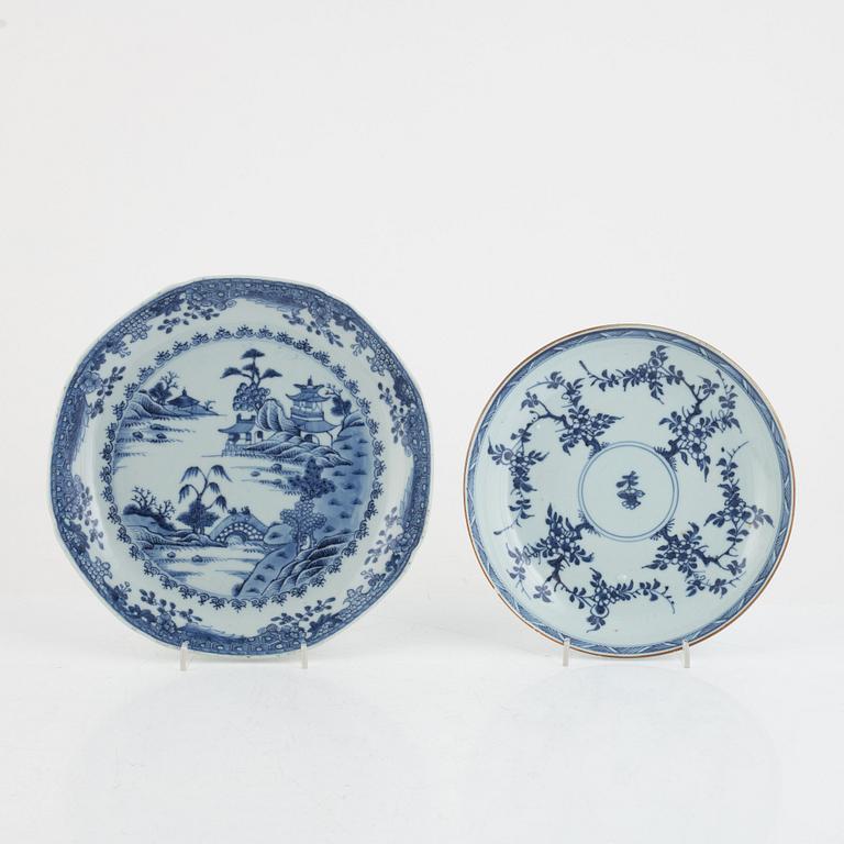 A Chinese blue and white export porcelain bowl and two dishes, Qing dynasty, Qianlong (1736-95).