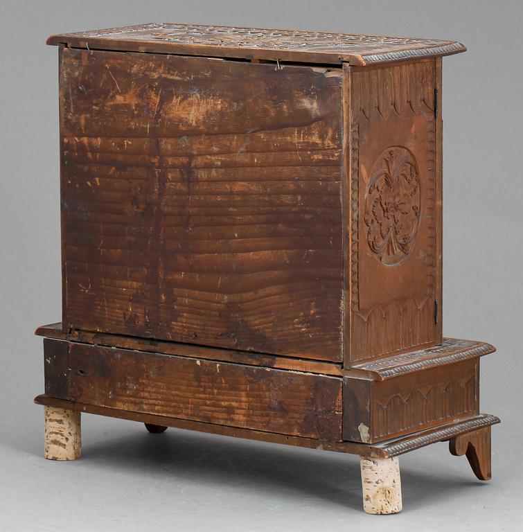 MINIATYRSKÅP, skuret trä, 1800-talets slut.
