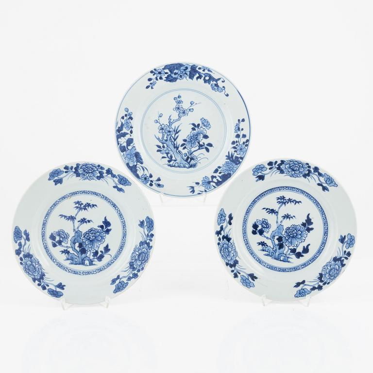 A blue and white porcelain charger, three plates and a sauce snipe, Qing dynasty, Qianlong (1736-95).
