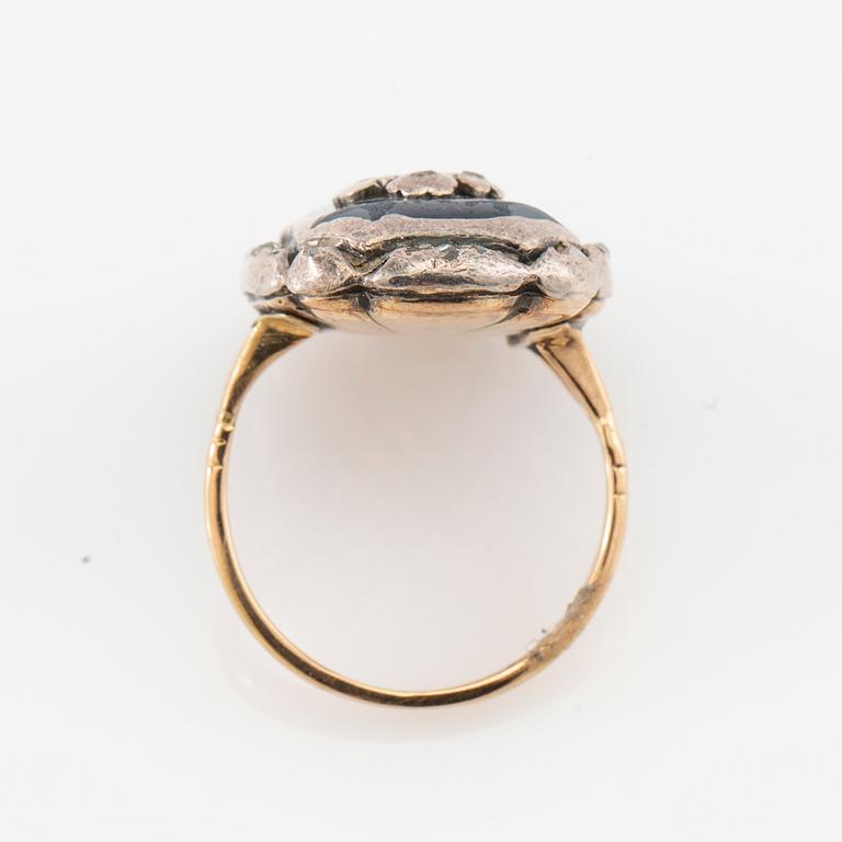 Ring in gold and silver set with rose-cut diamonds and glass, circa 1800.