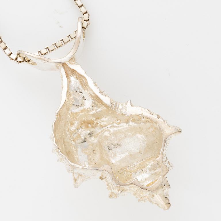 Eric Scott-Robbert, Pendant in the shape of a shell, silver, with chain silver.
