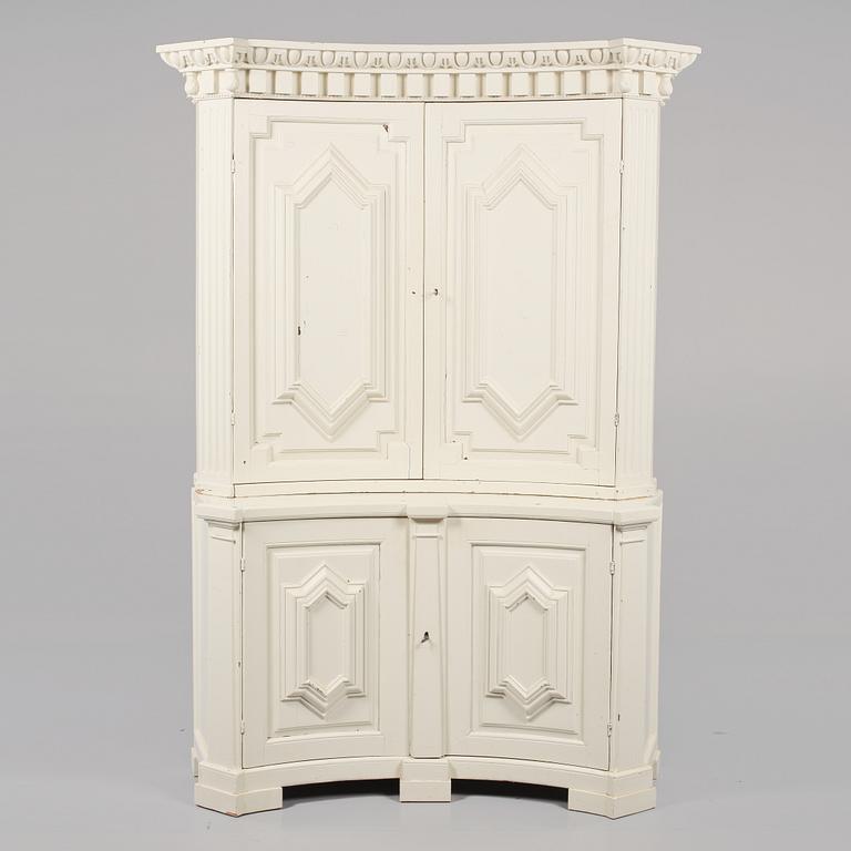 HÖRNSKÅP, 1800-talets första hälft.