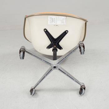 A CHARLES & RAY EAMES SWIWEL CHAIR FOR HERMAN MILLER, 1973.