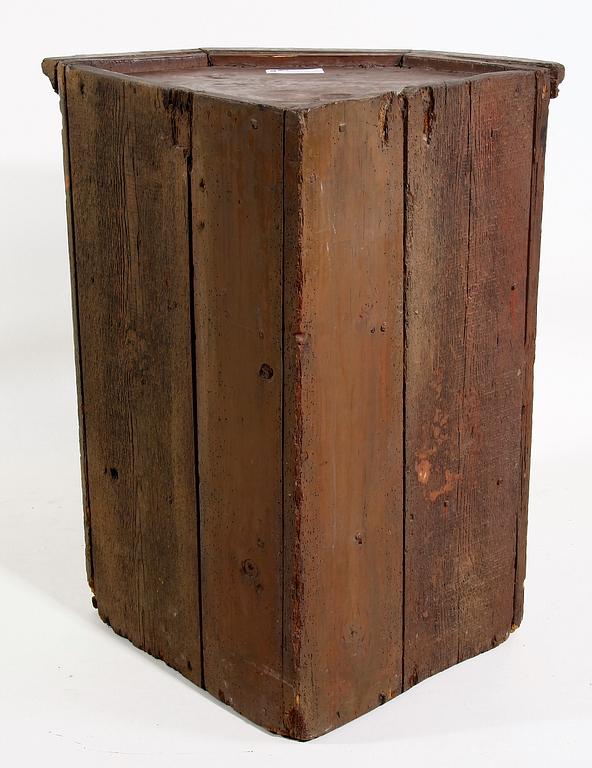 HÖRNHÄNGSKÅP. 1600/1700-tal.