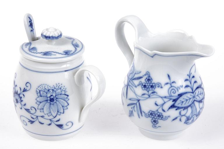 MATSERVIS, 87 delar, porslin, Meissen, lökmönstrad.