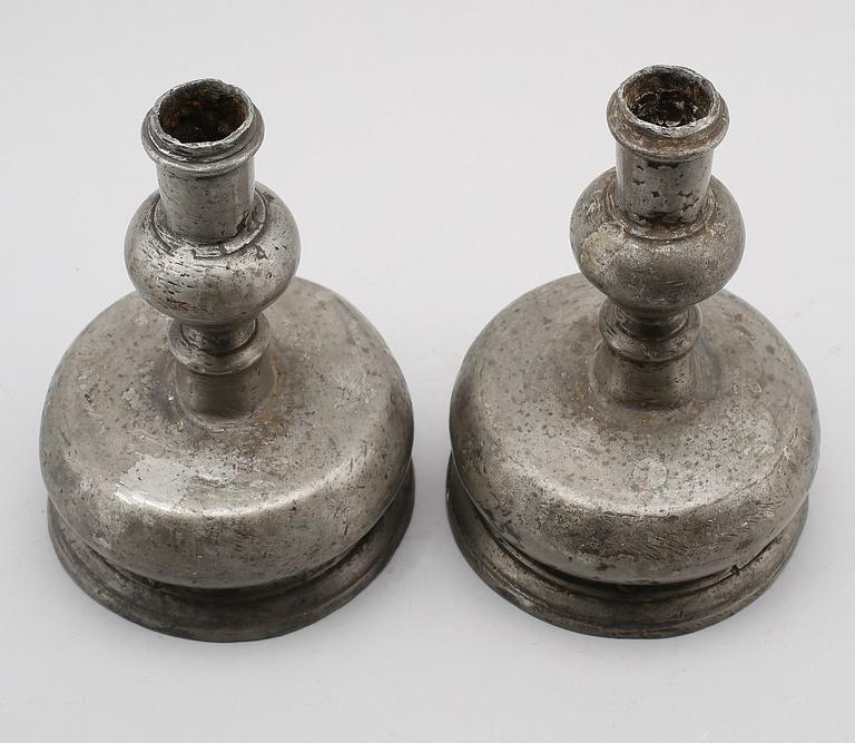 LJUSSTAKAR, 1 par, tenn, barock, 1600-tal.