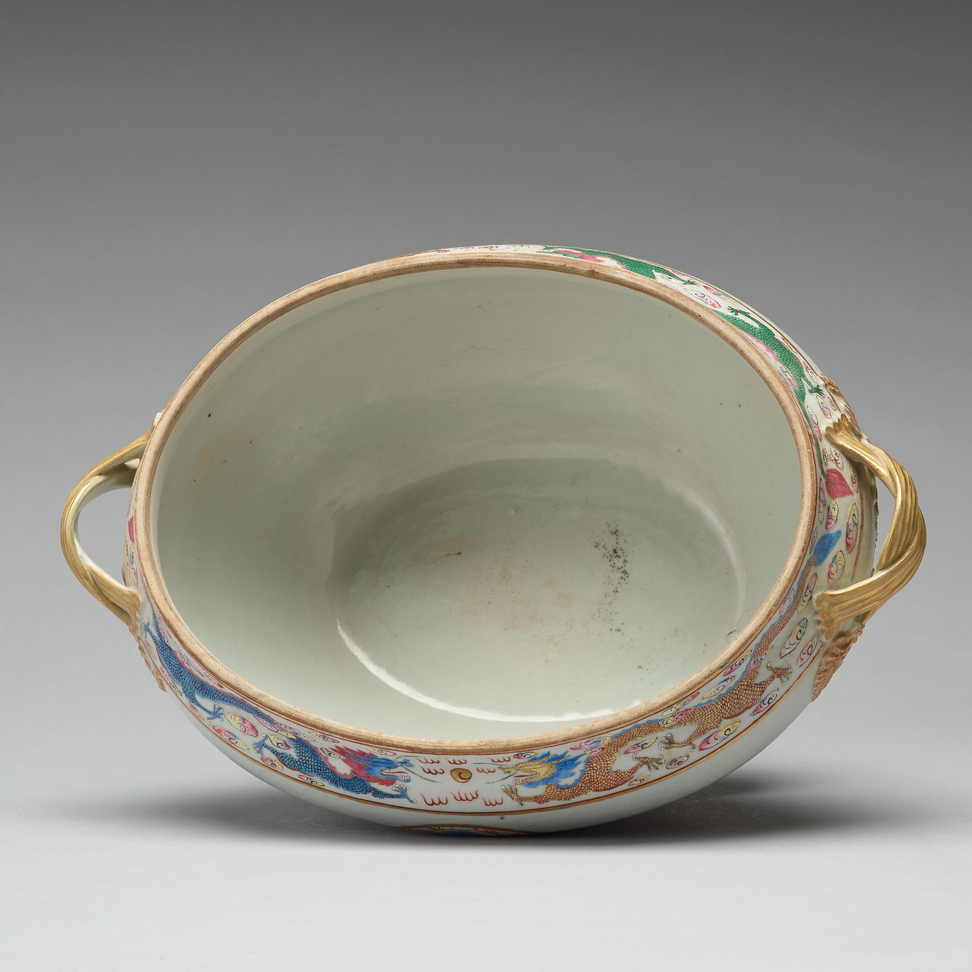 TERRIN med LOCK, porslin. Qingdynastin, Jiaqing (1796-1820).