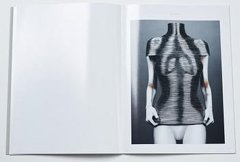 Sølve Søndsbø, bok Pictures from Savage Beauty signed.