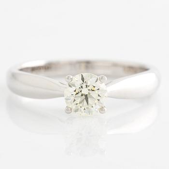 Ring with brilliant-cut diamond.