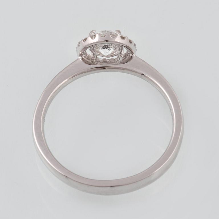 RING, 18K vitguld med briljantslipad diamant ca 0.52 ct. Vikt 3,1 gram.
