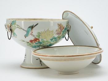 SKÅL PÅ FOT, porslin. Kina, sekelskiftet 1800/1900.