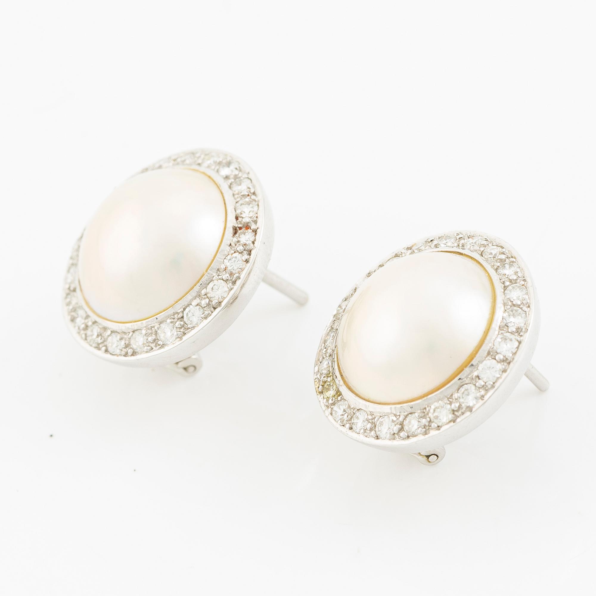 Örhängen 18K vitguld med mabepärlor och runda briljantslipade diamanter.