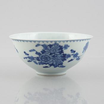 A group of three Chinese blue and white porcelain bowls, late Qing dynasty / early 20th century.