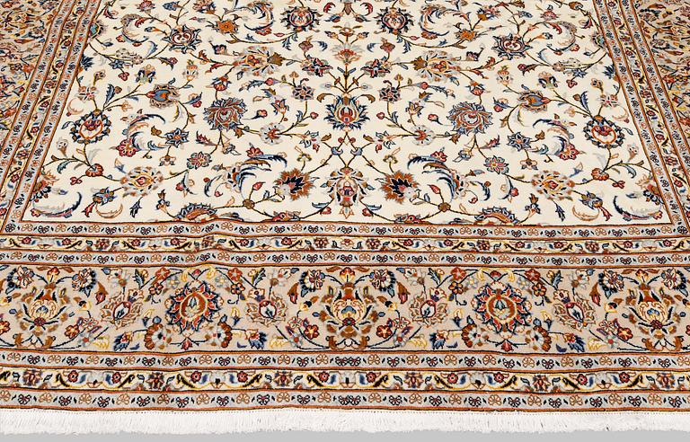 A Kashan carpet, ca 362 x 245 cm.