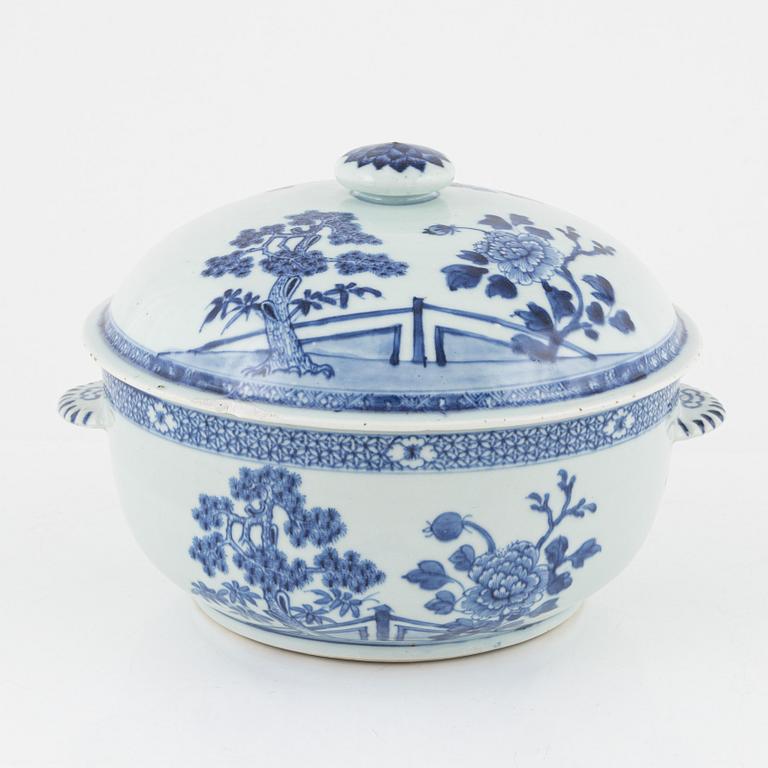 Ten blue and white pieces of a dining service, China, Qinalong (1736-95).