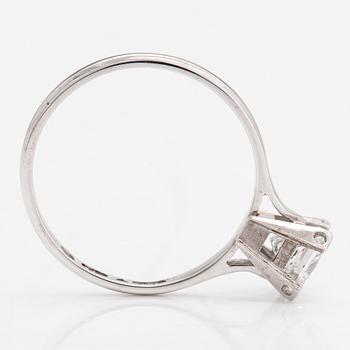 Ring, 18K vitguld, modifierad rektangulär briljantslipad diamant ca 1.00 ct. Malmin Korupaja Oy. Med GIA certifikat.