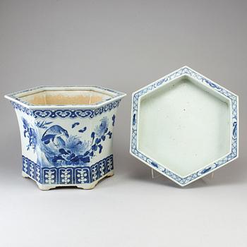 A blue and white flower pot with stand, Qing dynasty, Qianlong (1736-95).