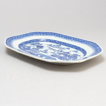 Four blue and white and cappucciner glazed porcelain plates, dish and vase, Qing dynasty, 18th century.