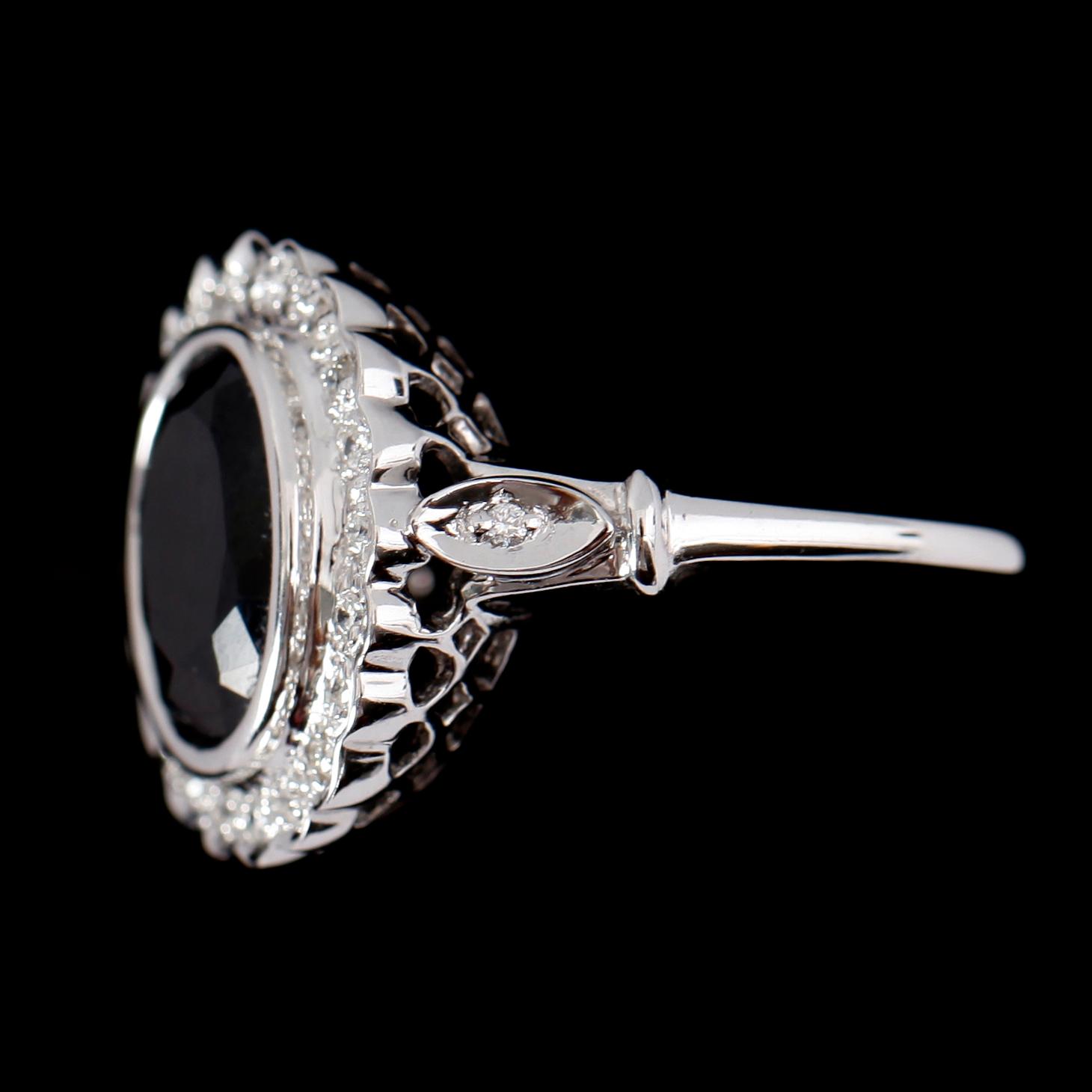 RING, 18 k vitguld, safir samt diamanter.