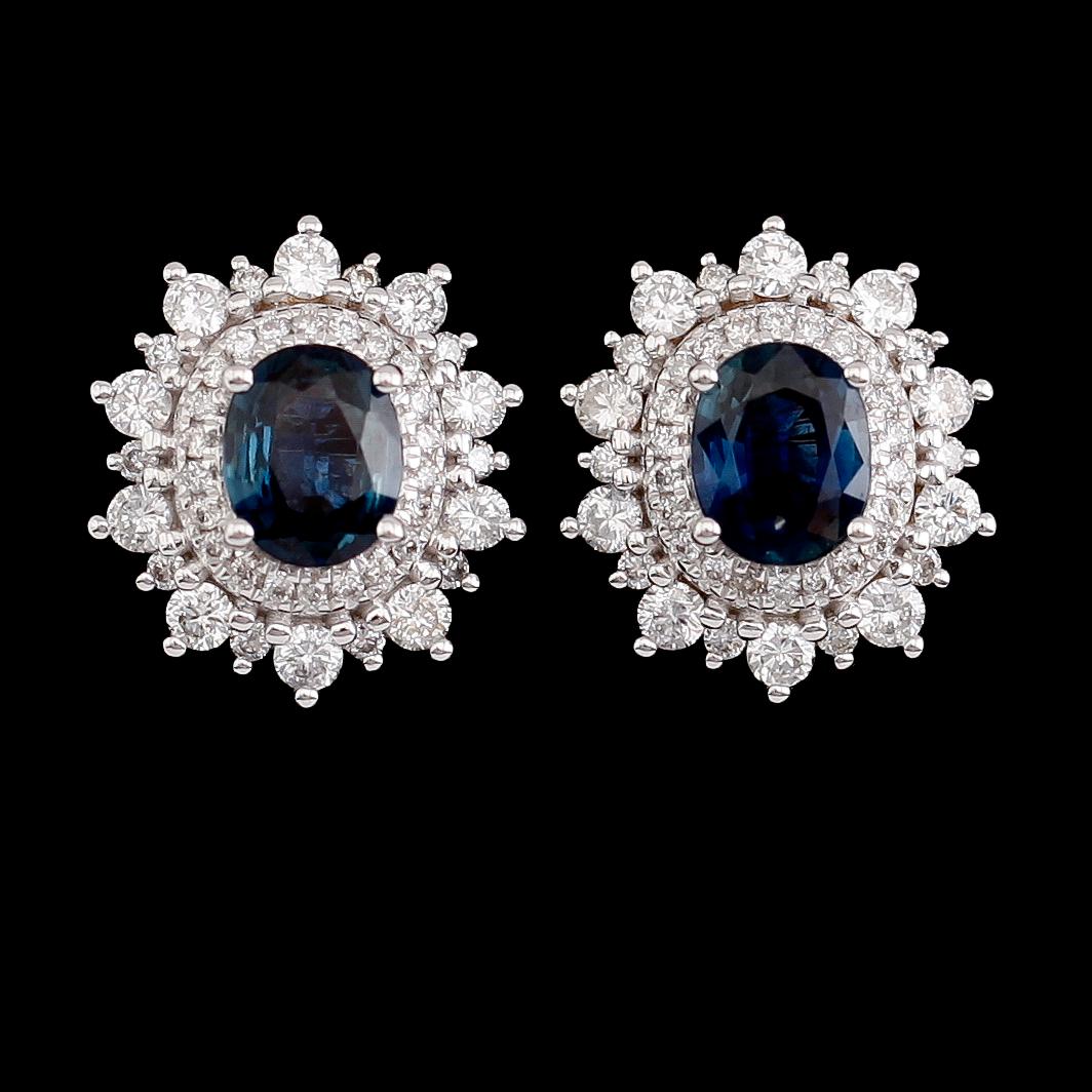 ÖRHÄNGEN, 1 par, 18 k vitguld, briljantslipade diamanter tot ca 0.76 ct, safirer tot ca 1.41 ct.
