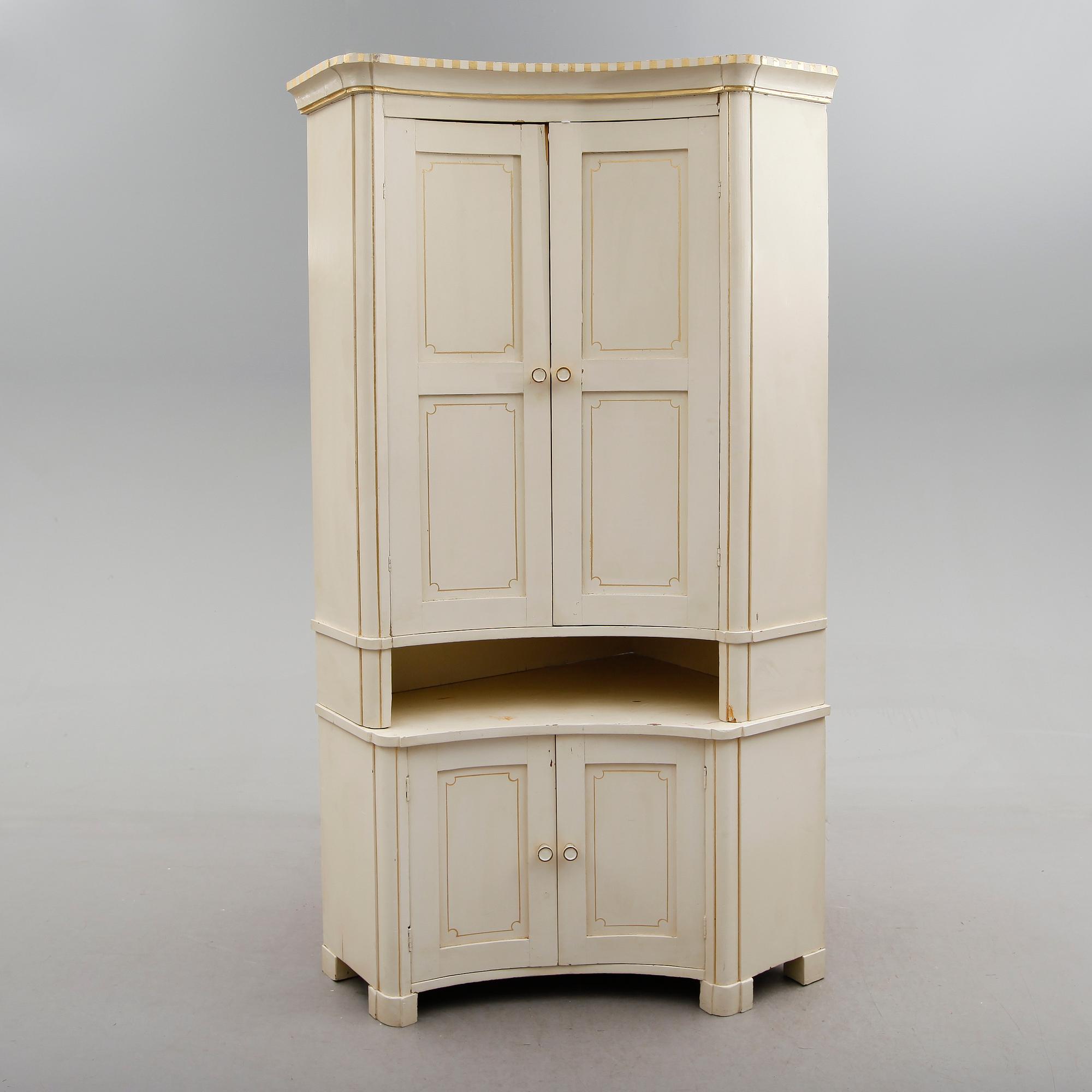 HÖRNSKÅP, 1800-talets andra hälft.