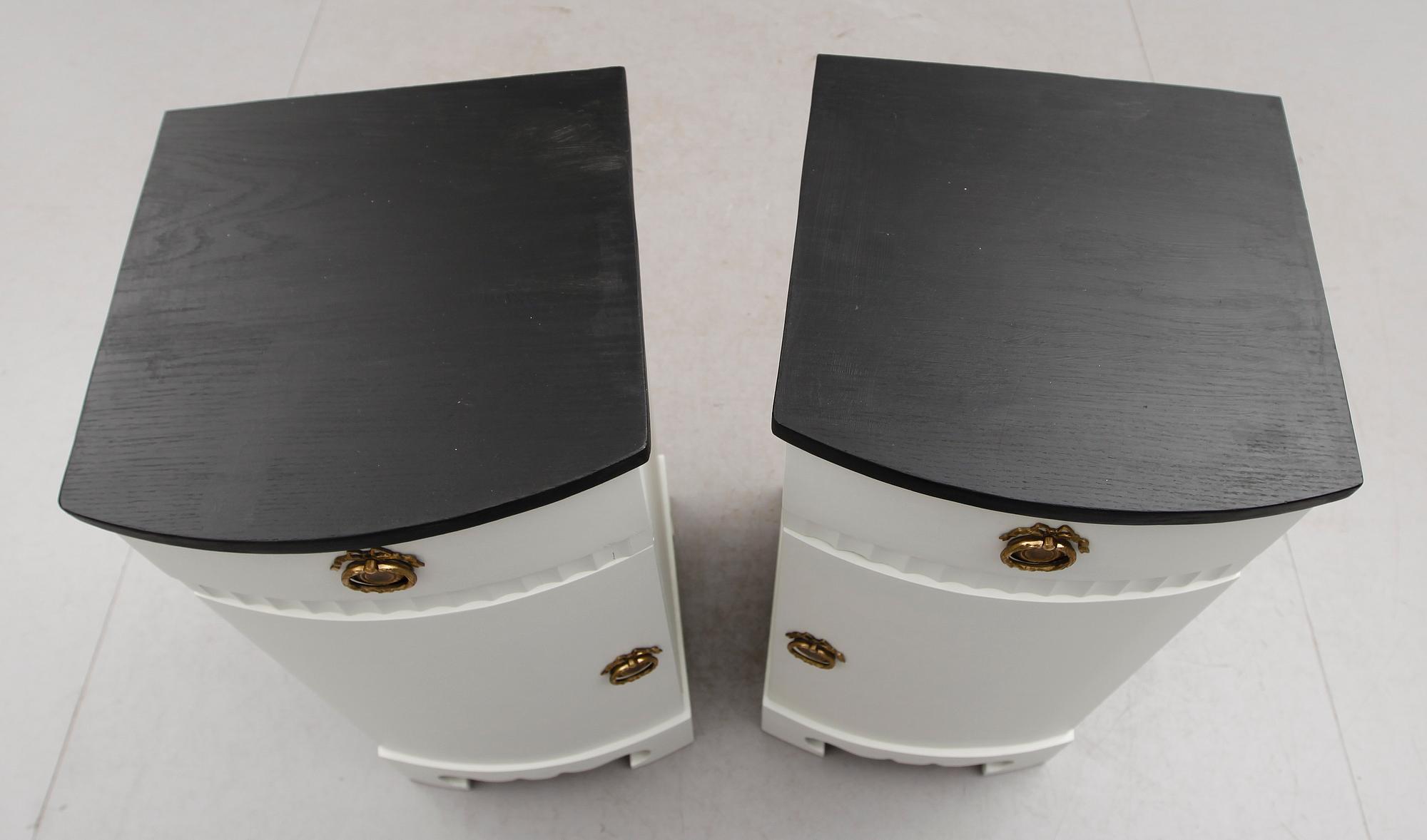 SÄNGBORD, 1 par, 1900-talets första hälft.