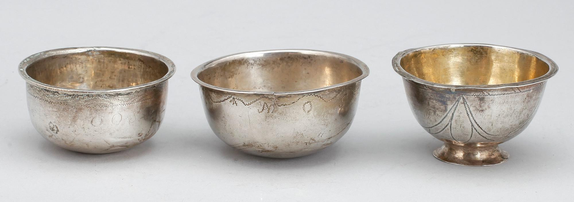TUMLARE, silver, 3 st, bl a, A Rosén, Göteborg, 1800, samt L Öberg, Eskilstuna (1773-1817). Tot vikt 52 gram.
