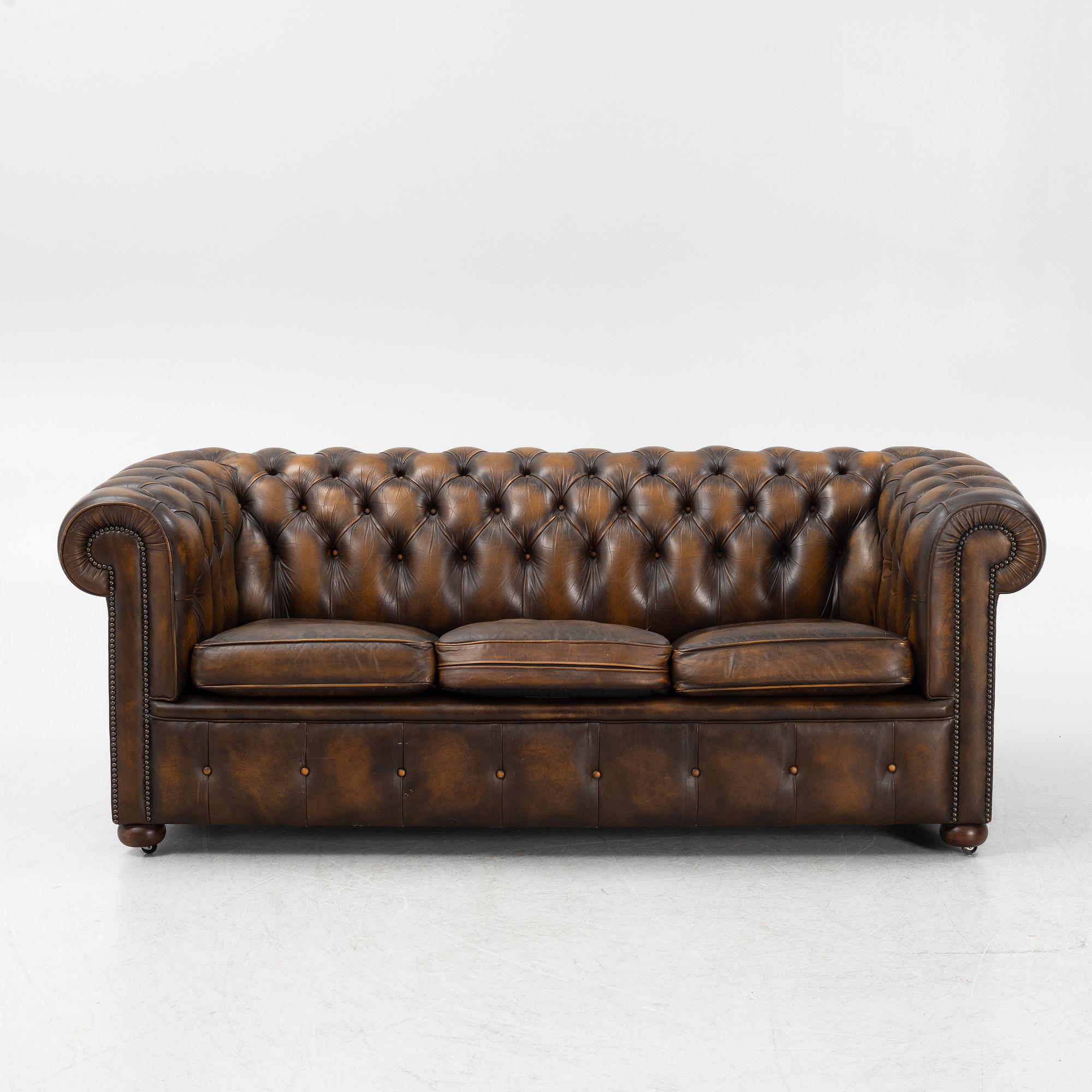 A leather upholstered Chesterfield sofa, England, second part of the 20th Century.