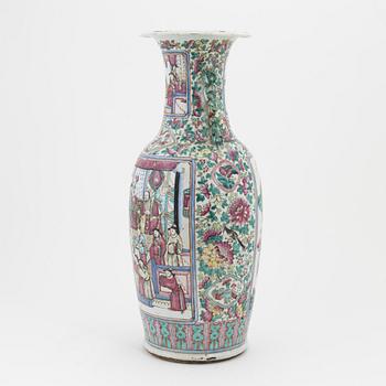 Golvvas, porslin. Qingdynastin 1800-tal.