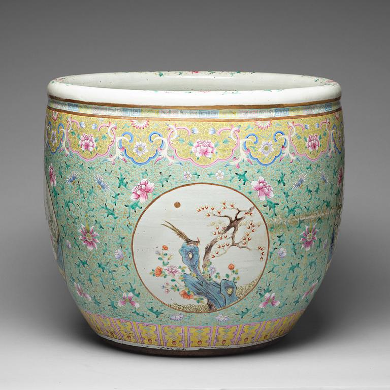 FISKBASSÄNG, porslin. Qingdynastin, 1800-tal.