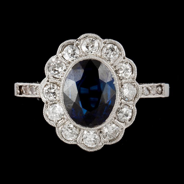 RING, 18k vitguld med mörkt blå safir samt fasettslipade diamanter, tot ca 0,45 ct. Vikt ca 2,5 g.