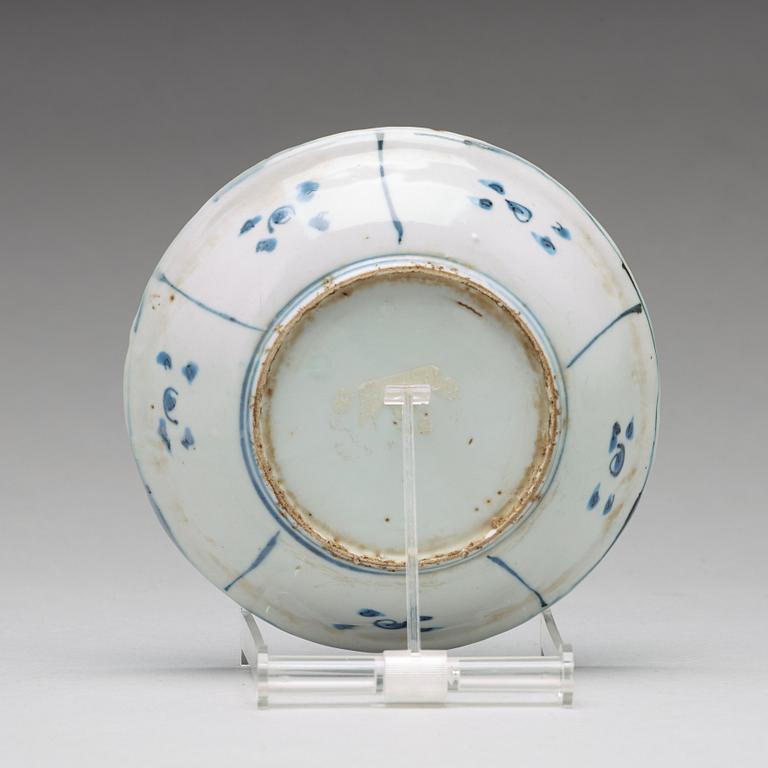 A set of four blue and white kraak dishes and a serving dish, Ming dynasty, Wanli (1572-1620).