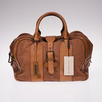 LAUKKU, Burberry.