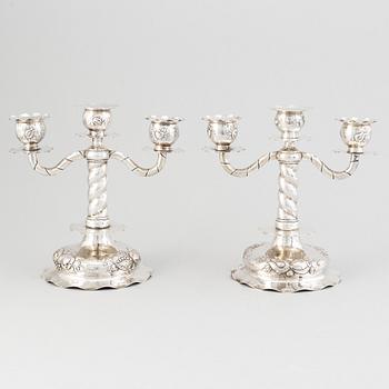 CG Hallberg, kandelabrar för tre ljus, ett par, silver, Stockholm 1926. Barock-stil.