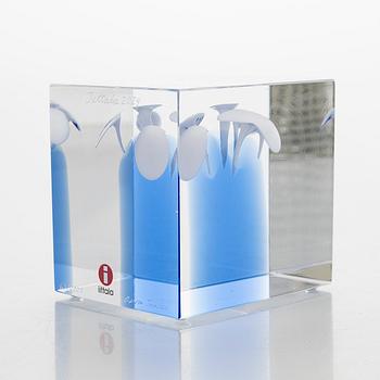 Oiva Toikka, vuosikuutio, signeerattu Oiva Toikka Iittala 2024, numeroitu 61/2000.