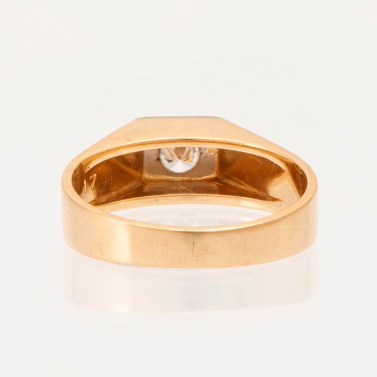 Ring 18K vitt och rött guld med en rund briljantslipad diamant.