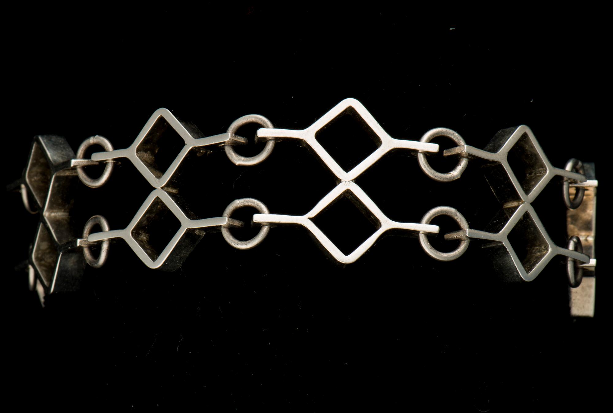 ARMBAND OCH RING, silver, Åbo 1965 samt 1972. Totalvikt 40,0 g.