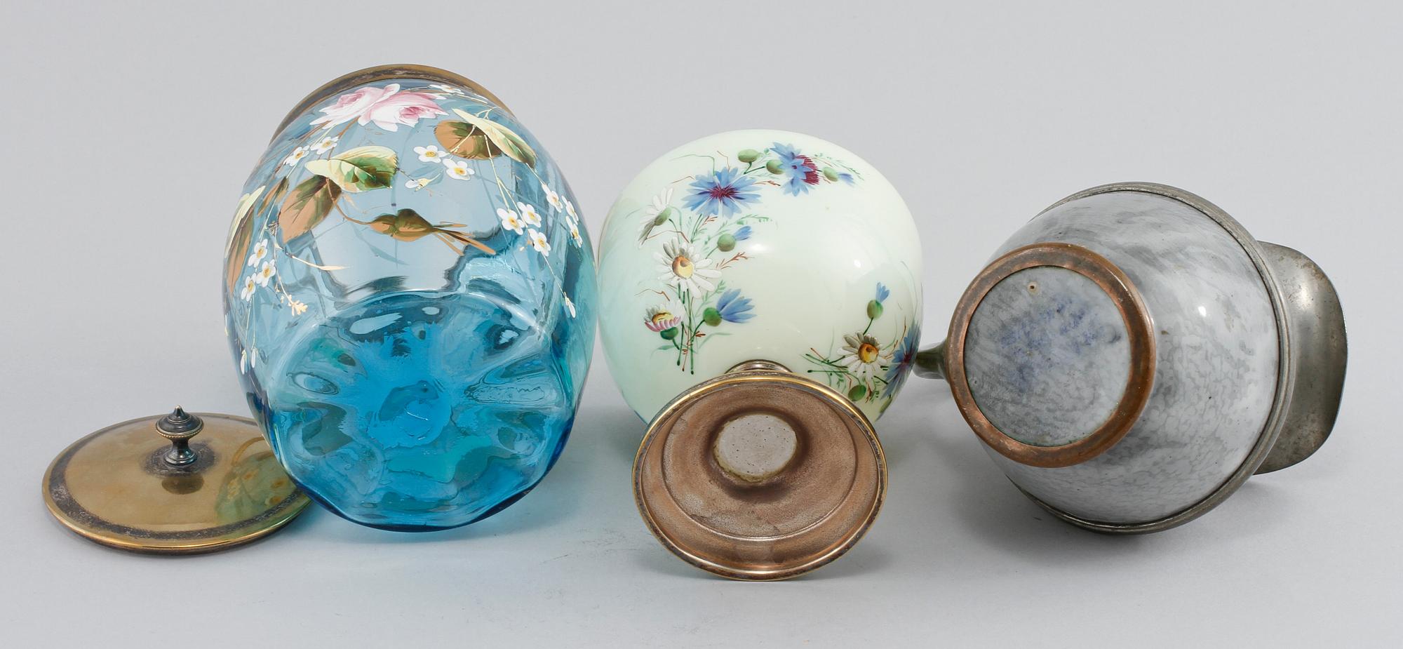 BONBONJÄR, SKÅL PÅ FOT samt KANNA, glas och metall, 1900-talets första hälft.