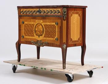 BYRÅ, gustaviansk stil.