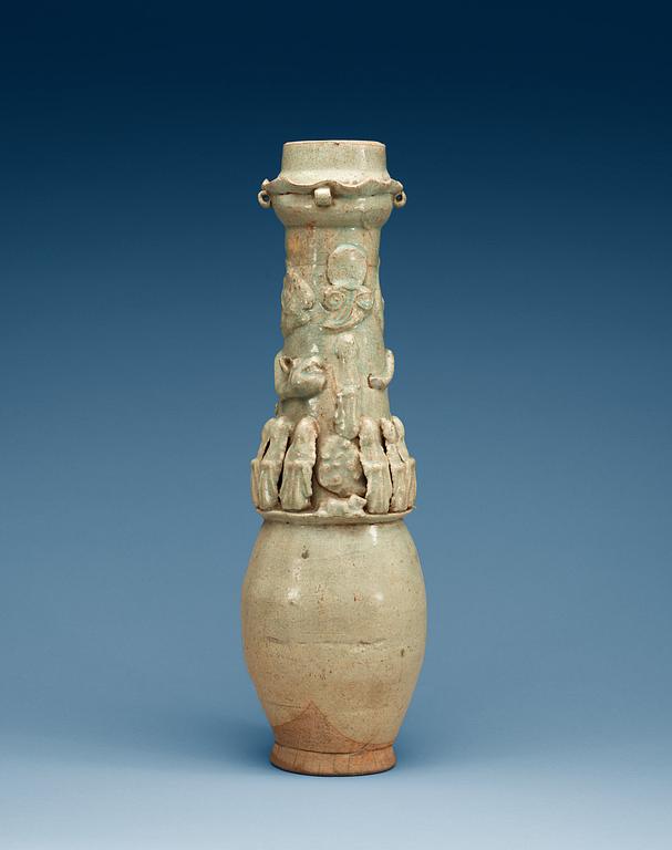 A large vase, Yuan dynasty (1271-1368).