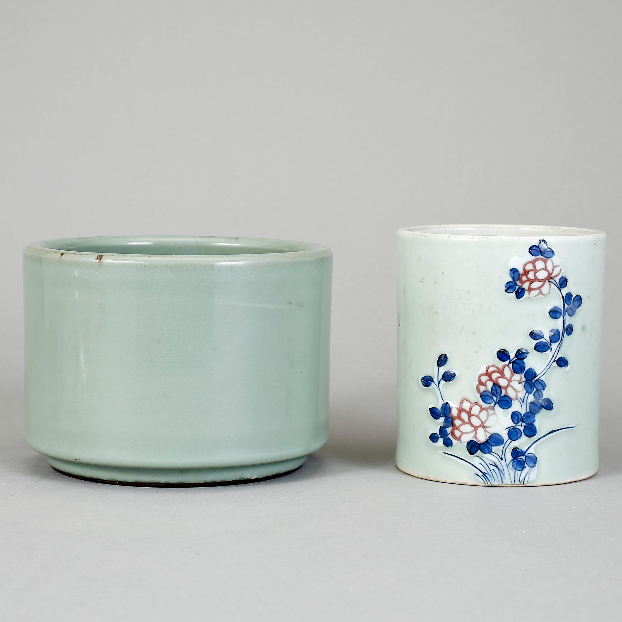 PENSELSTÄLL, två stycken, porslin. Kina, omkring 1900 samt en modern.