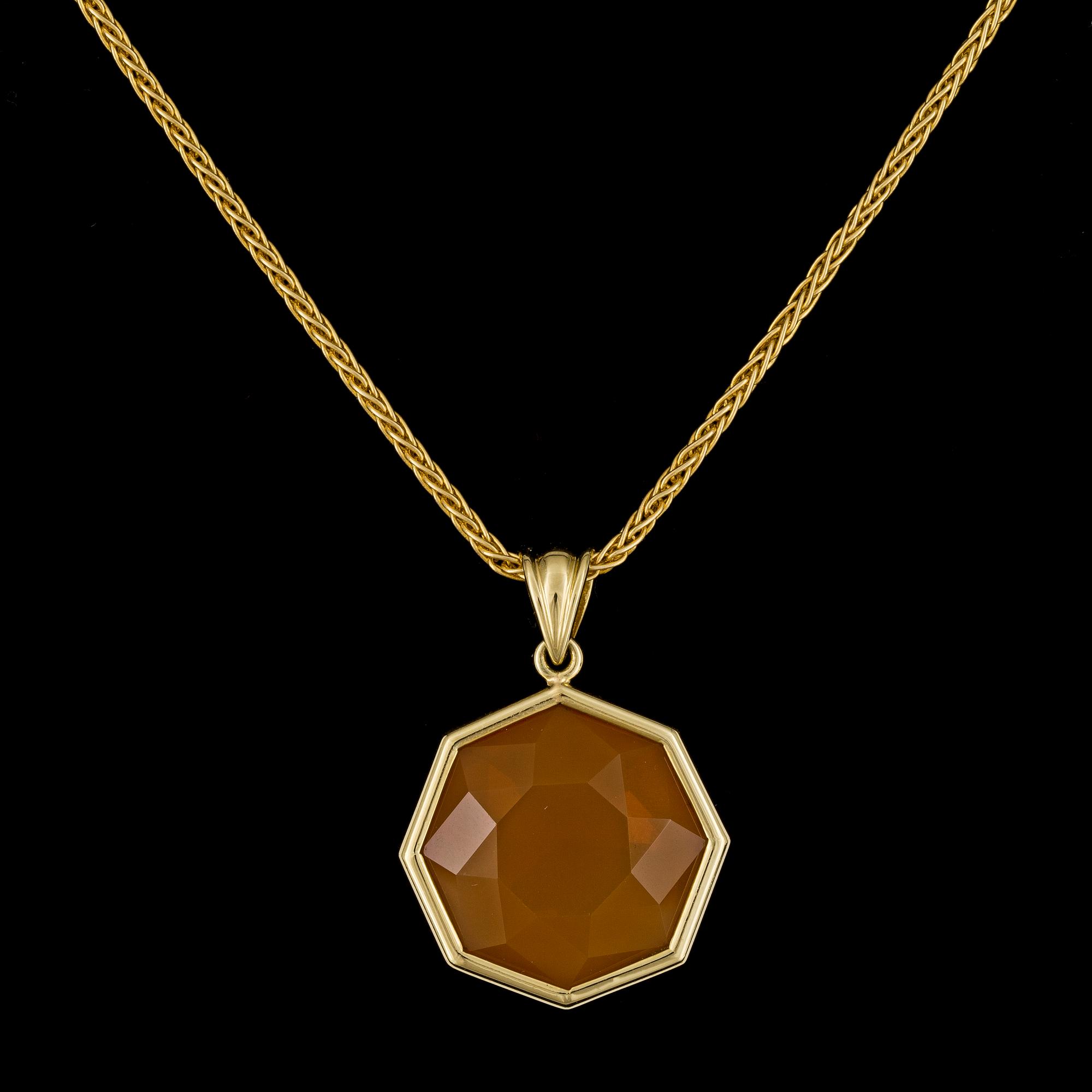 PENDANT, honey coloured opal, app. 15.81 cts.