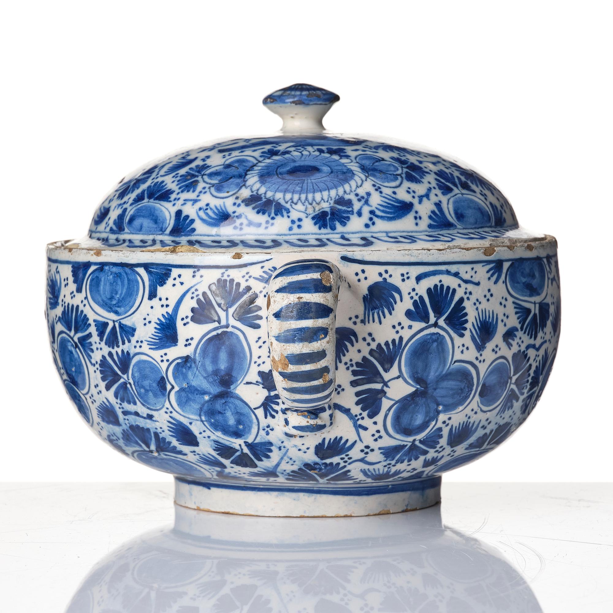 A blue and white faience tureen with cover 'kallskål', 18th century.