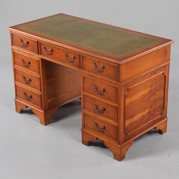 SKRIVBORD, engelsk stil, 1900-talets andra hälft.